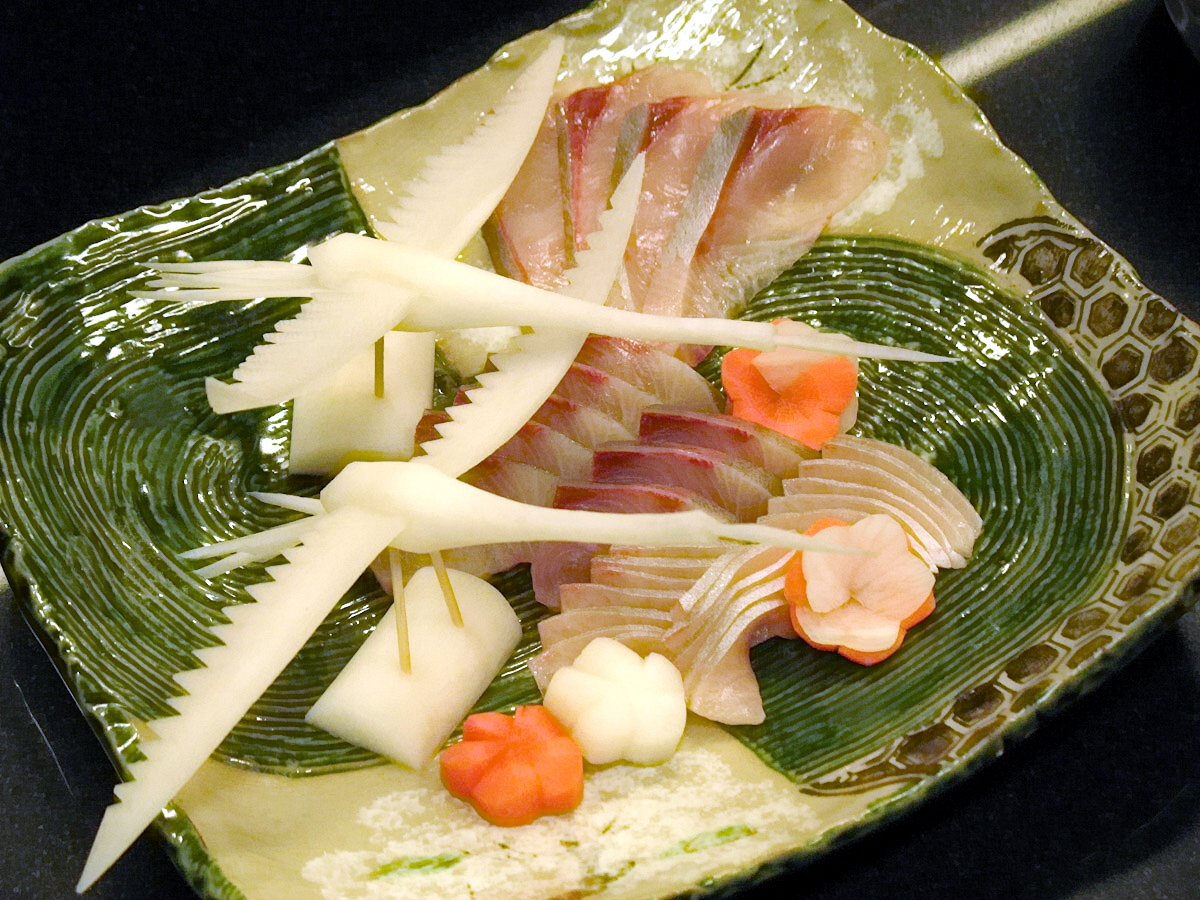 織部の器に盛り付けたお造りの盛り合わせ